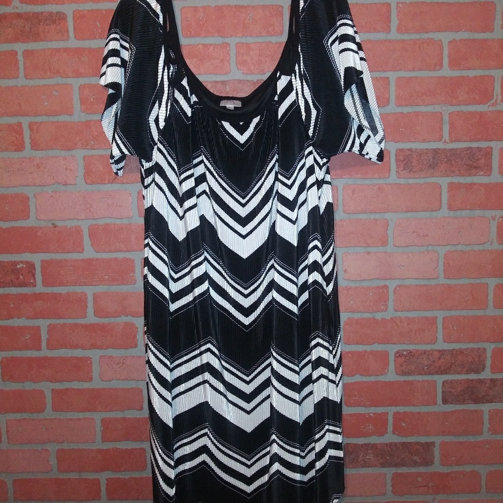 avenue 22/24 dress keyhole black white chevron